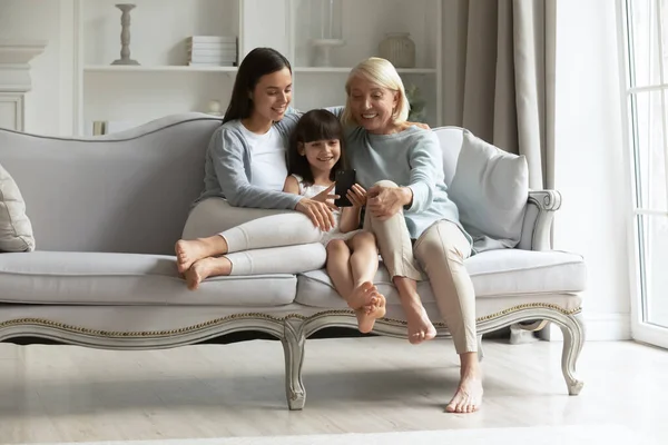 Volledige lengte gelukkig 3 generaties familie genieten van vrije tijd samen. — Stockfoto