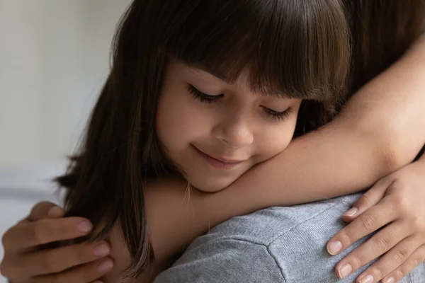 Senyum manis putri kecil menikmati momen keluarga lembut dengan ibu . — Stok Foto