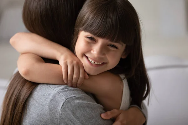 Foto de la cabeza de cerca retrato niña feliz abrazo mami . — Foto de Stock