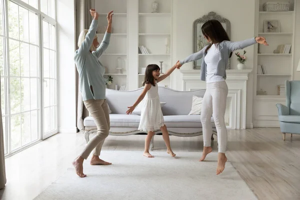 Comprimento total feliz 3 gerações família se divertindo juntos na sala de estar . — Fotografia de Stock