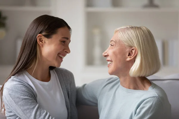 Jovem feliz rindo, brincando, desfrutando de tempo livre com a mamãe . — Fotografia de Stock