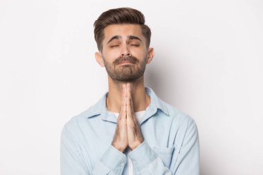 Dua eden elleri olan umut dolu bin yıllık bir adam şans diliyor.