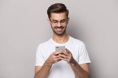 Modern akıllı telefon kullanarak gülümseyen beyaz adam.