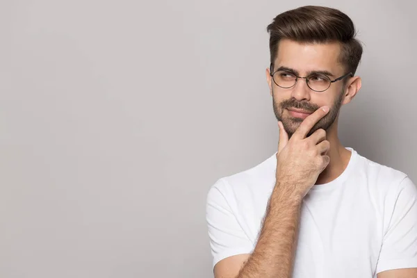 Nachdenklicher Mann in Brille schaut sich Kopierraum-Entscheidung an — Stockfoto