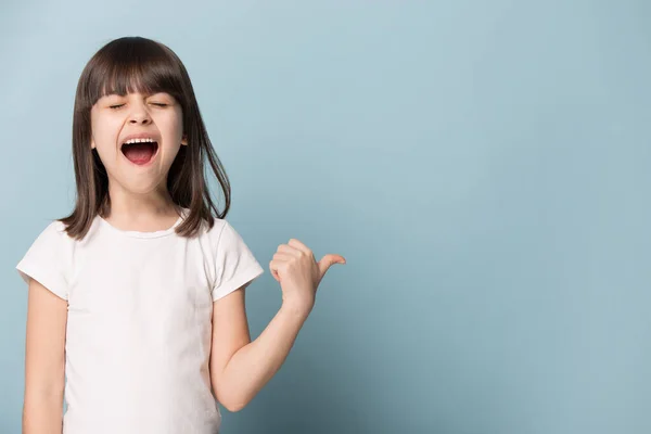 Linda niña punto en espacio de copia en blanco anunciando descuentos — Foto de Stock