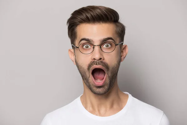 Caucasico uomo in occhiali scioccato da inaspettate notizie — Foto Stock