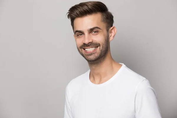 Headshot retrato de homem caucasiano sorridente posando em estúdio — Fotografia de Stock