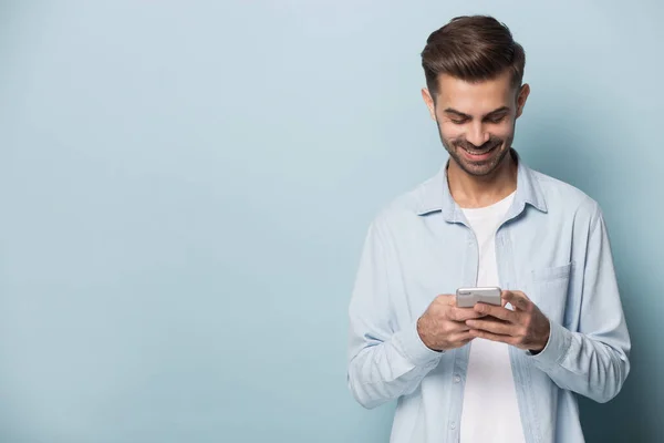 Hombre sonriente usando un teléfono inteligente moderno con Internet inalámbrico — Foto de Stock