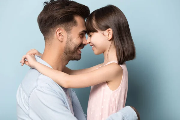 Loving dad and preschool daughter hug touching noses — Stock Photo, Image
