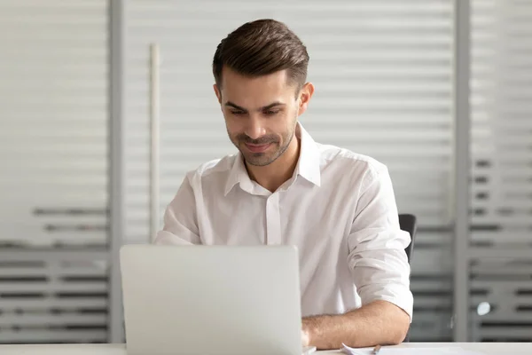 Empresario enfocado usando laptop, empleado ocupado trabajando en proyecto —  Fotos de Stock