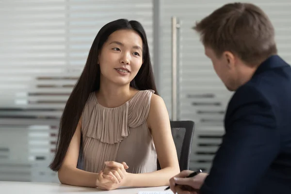 Asiática mulher vaga candidato responder pergunta durante entrevista de emprego — Fotografia de Stock