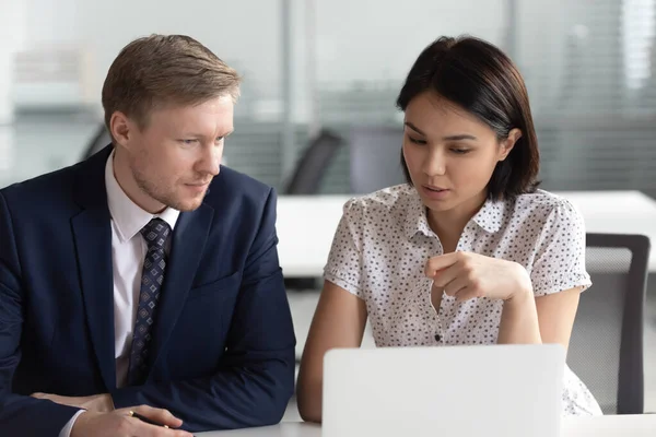 Empresaria asiática y hombre de negocios caucásico trabajando discutiendo proyecto —  Fotos de Stock