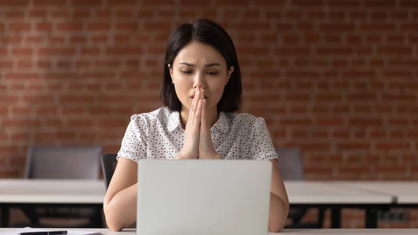 Нещаслива азіатська комерсантка молиться до Бога, просячи допомоги. — стокове фото