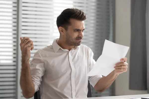 Enojado infeliz empresario sosteniendo documento, recibiendo malas noticias — Foto de Stock