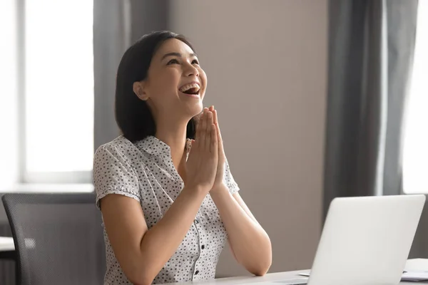 Feliz emocionado mujer de negocios asiática pone las manos en la oración, agradeciendo el destino — Foto de Stock