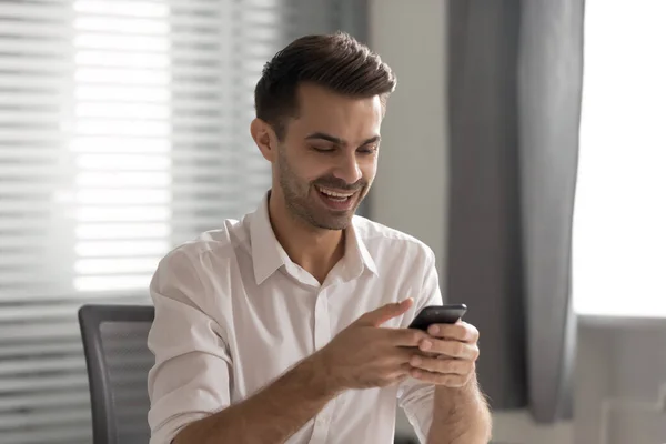 Gelukkige zakenman werknemer met telefoon, met behulp van mobiele apparaat app — Stockfoto