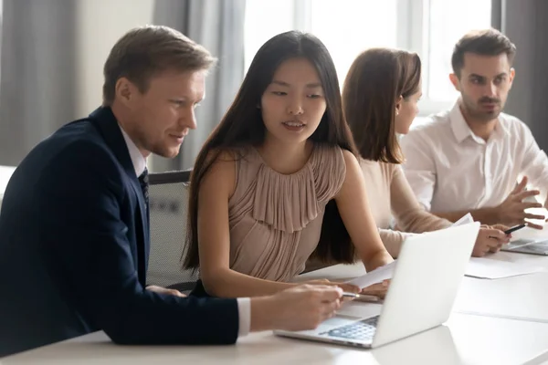 Entraîneur mentor aidant une employée asiatique avec un logiciel d'entreprise — Photo