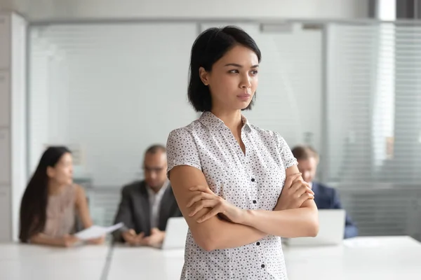 Furieux mécontent asiatique femme d'affaires avec les bras croisés debout dans le bureau — Photo