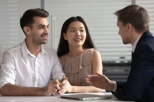 Manager Makler Banker berät glückliches junges Paar über Deal — Stockfoto