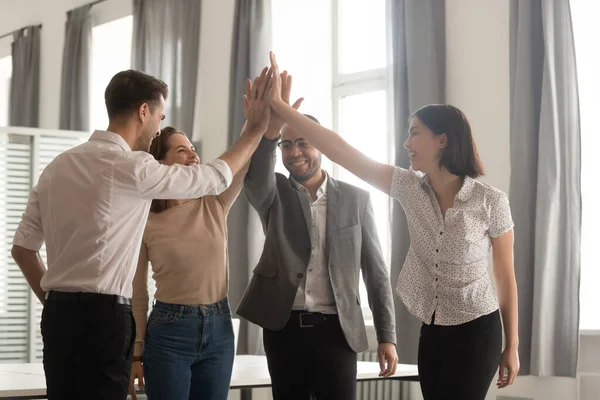 Diversifiziertes Mitarbeiterteam gibt High Five und feiert erfolgreichen Deal — Stockfoto