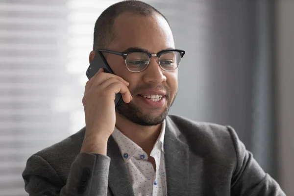 Gülümseyen Afrikalı Amerikalı iş adamı telefonda konuşuyor. — Stok fotoğraf