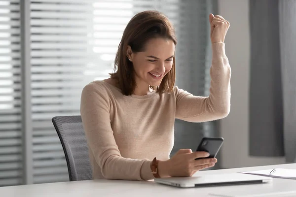 Mujer de negocios feliz usando el teléfono celular, celebrando el éxito, leyendo buenas noticias —  Fotos de Stock