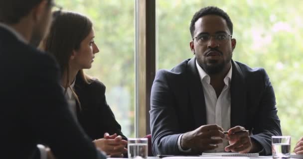 Líder masculino africano consultando clientes ou equipe explicando a estratégia do projeto — Vídeo de Stock