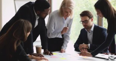 Odaklanmış yürütme ekibi brifingde evrak işlerini analiz edecek