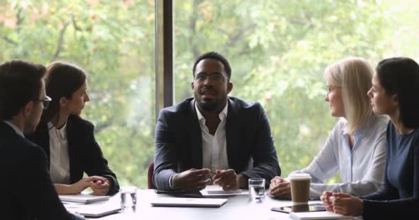 Exitoso líder ejecutivo africano hablando en la reunión del grupo de conferencias — Vídeos de Stock