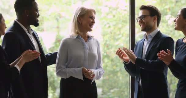 Sokszínű üzleti csapat az emberek tapsolnak értékelik az öreg női menedzsert. — Stock videók