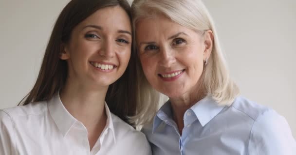Счастливая семья старая мать и молодая дочь смеются связи, портрет — стоковое видео