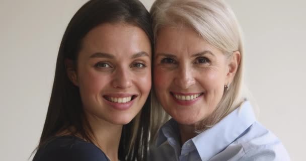 Atraente sorrindo duas gerações mulheres família close up retrato — Vídeo de Stock