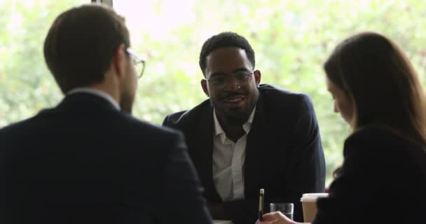 Líder africano consultando a clientes que explican estrategia de proyecto — Vídeos de Stock