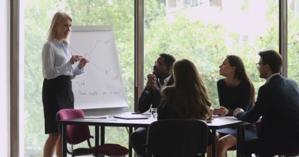 Серьезные старшие бизнес-тренер научить исполнительной группы дать бизнес-презентации — стоковое видео