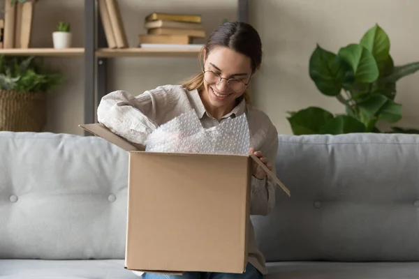 Souriant jeune femme client déballer boîte colis ouvert à la maison — Photo