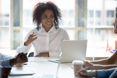 Gülümseyen siyah iş kadını şirket brifinginde fikir paylaşımı konuşmak