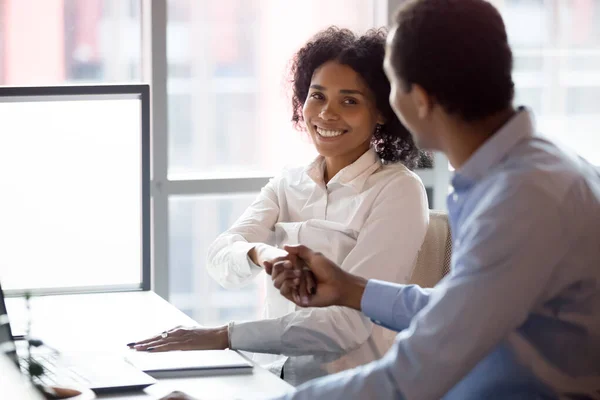 Datore di lavoro maschio stretta di mano stagista femminile saluto con assunzione — Foto Stock