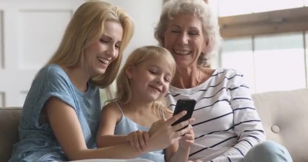 Gelukkig drie leeftijd intergenerationele vrouwen familie hebben plezier met mobiele telefoon — Stockvideo