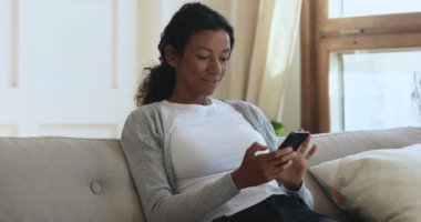 Şaşırdım. Heyecanlı Afrikalı kadın cep telefonuna sarıldı.