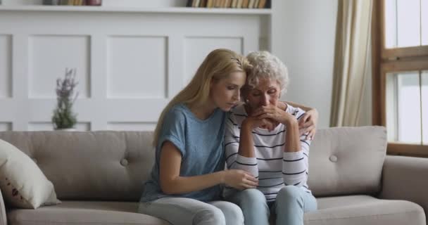 Orolig ung dotter tröstar sorgsen gråtande gammal äldre mor — Stockvideo