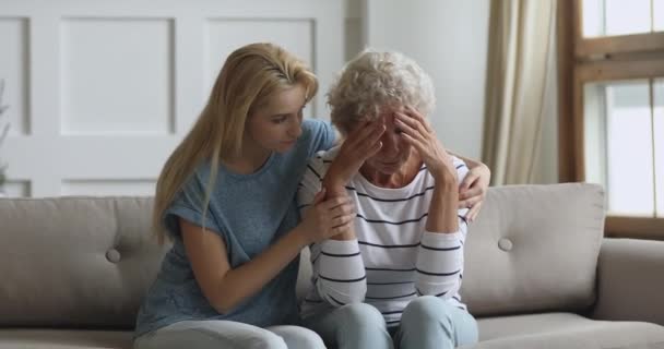 Bezorgd jonge dochter troosten verdrietige oude moeder verontschuldigen na gevecht — Stockvideo