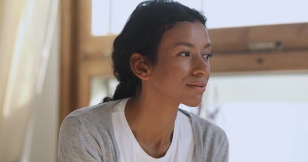 Mutlu Afro-Amerikan genç bayan evdeki portreyi yakından çek. — Stok video