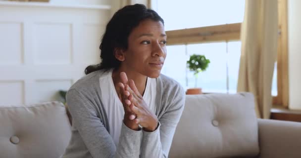 Ängstliche, nachdenkliche Afrikanerin auf dem Sofa, die wegschaut, fühlt sich deprimiert — Stockvideo