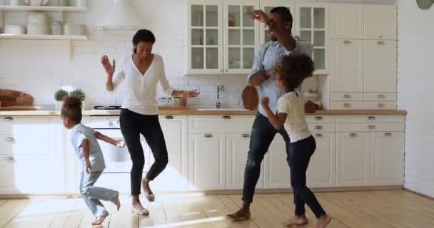 Despreocupado familia africana activa feliz de cuatro bailando en casa — Vídeos de Stock