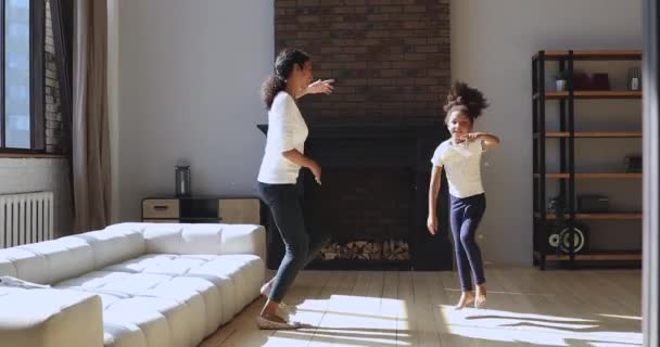 Funny activa africana mamá y niño hija saltando bailando juntos — Vídeo de stock