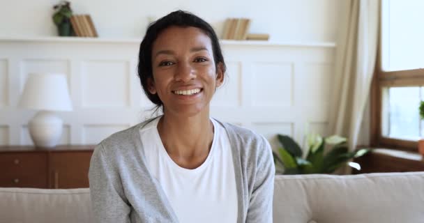 Счастливая африканская женщина разговаривает с веб-камерой сделать видеоклип на дому — стоковое видео