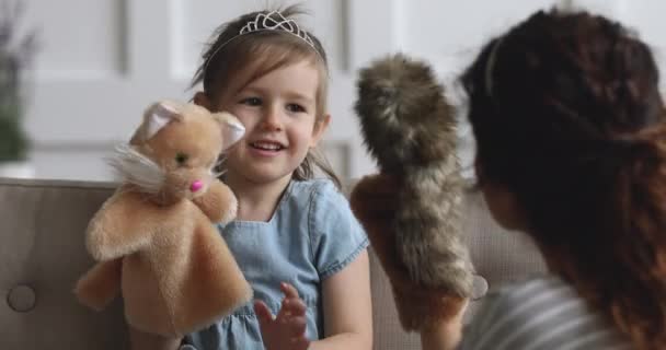 Roztomilé malé dítě dívka drží loutkové hračky hrát s matkou — Stock video