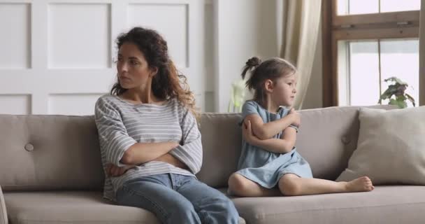 Testardo madre e bambino figlia girare indietro sedersi su divano — Video Stock