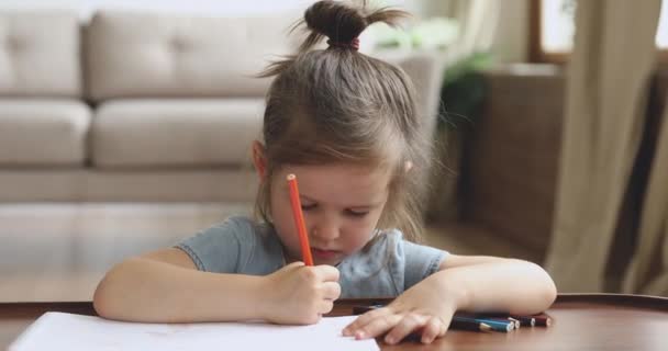 Focado bonito criança menina jogando desenho com lápis sozinho — Vídeo de Stock