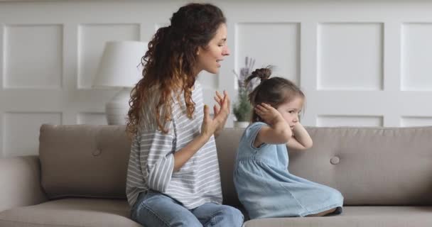 Arg mor skällande envis barn dotter nära öronen inte lyssna — Stockvideo